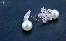 Snow Pearl Earrings