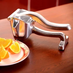 Compact Lemon Squeezer